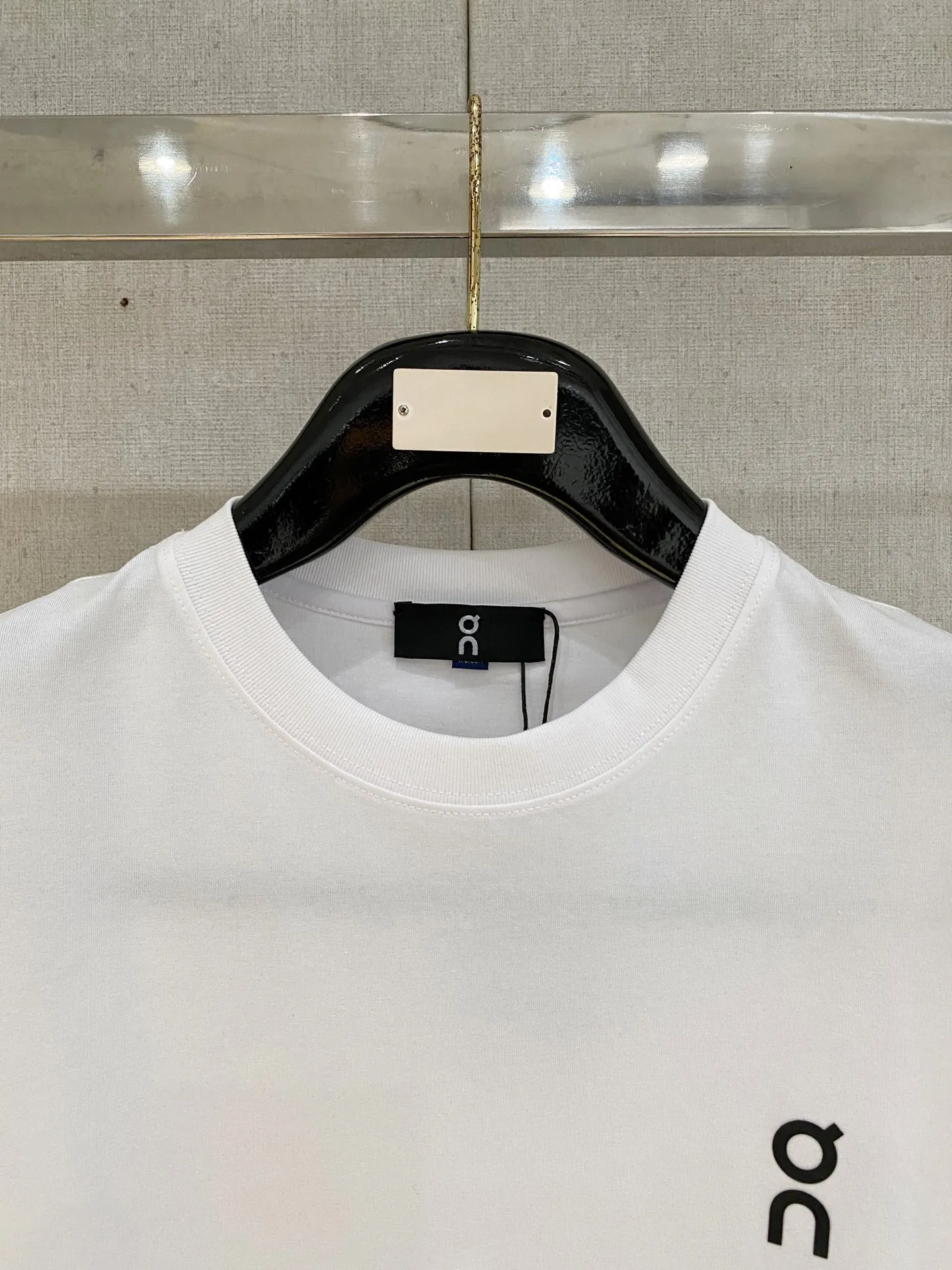 Angpaa selects lyocell skin-friendly fabrics to return to the essence of clothing. The delicate and smooth fabrics bring a comfortable wearing experience. The brand logo on the chest is low-key and unobtrusive, and the Black White Classic color scheme can easily handle business commuting and daily leisure, showing a calm style. Sizes:M-4XL